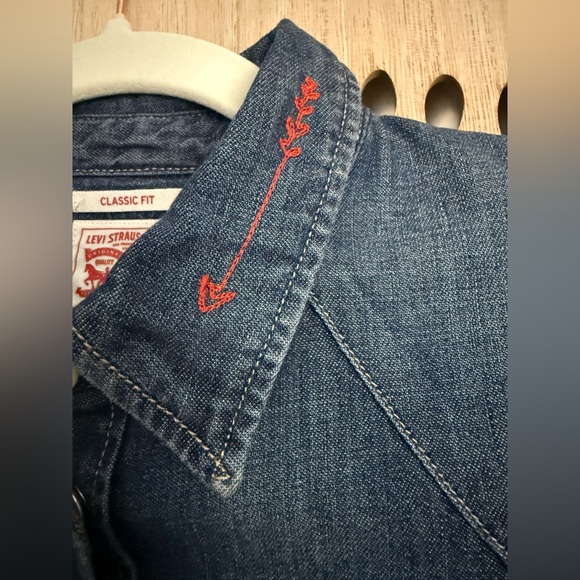 Levi’s Western Embroidered Denim Shirt “million miles away” - Picture 5 of 8